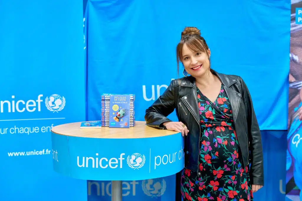 Mélissa Da Costa pose aux côtés de son roman 