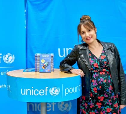Mélissa Da Costa remet un chèque de 400 000 euros à l’UNICEF France, en partenariat avec Le Livre de Poche