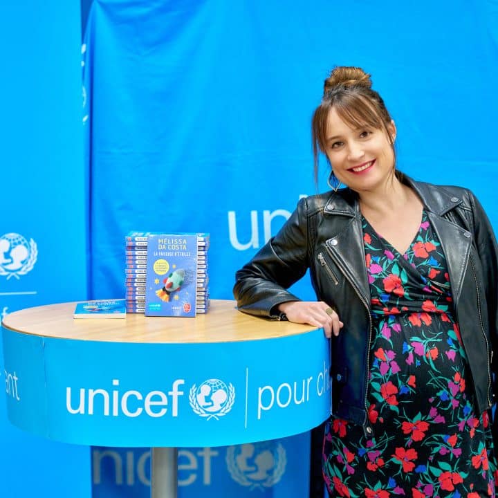 Mélissa Da Costa remet un chèque de 400 000 euros à l'UNICEF France, en  partenariat avec Le Livre de Poche - UNICEF