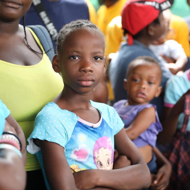 Des familles se rassemblent sur un site pour personnes déplacées à Tabarre, en Haïti. ©UNICEF/UN0632316/Seck