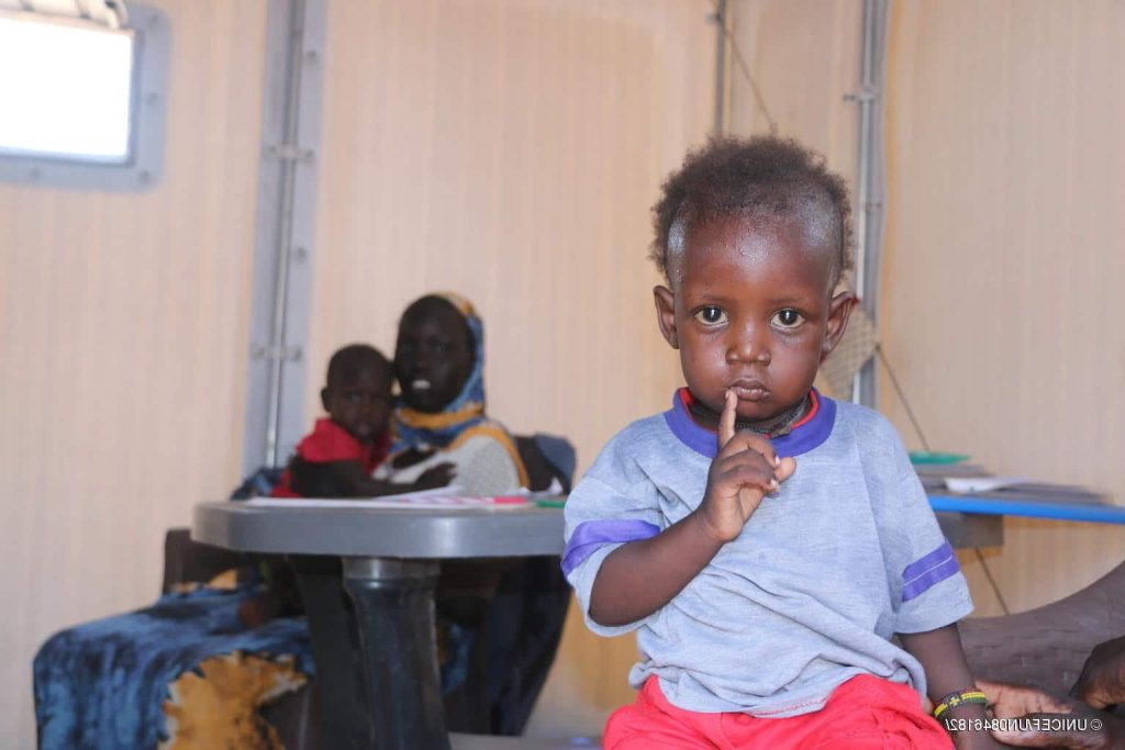 Des réfugiés vulnérables au point de transit de Renk, dans le Haut-Nil, au Soudan du Sud, où l'UNICEF fournit des services de santé, de nutrition et de protection de l'enfance. © UNICEF/UN0846182/