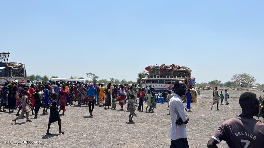 Photo prise au site de transit à Roriak, au Soudan du Sud, où des personnes reçoivent une aide après avoir fui le conflit au Soudan. © UNICEF/UN0851495/