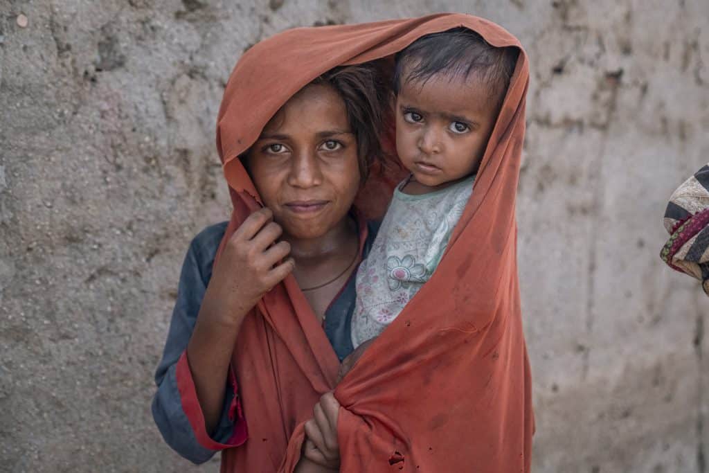 Arifa, 12, with her brother Abbas Ali, 3, ont subi les inondations qui ont ravagé le Pakistan en 2022. Entre juin et octobre 2022, les inondations au Pakistan ont coûté la vie à 1 739 personnes. © UNICEF/UNI431582/Sokhin
