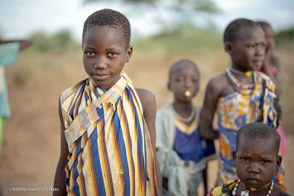 Le 12 mars 2023, des enfants sont photographiés à Kapoeta, dans l'État d'Equatoria oriental, au Soudan du Sud. © UNICEF/UNI442574/Naftalin
