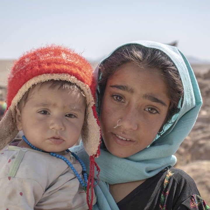 Le 10 octobre 2023, Zari, 10 ans, tient dans ses bras son frère Marv, 8 mois, après que leur maison a été détruite par le tremblement de terre dans le district de Zinda Jan, en Afghanistan. © UNICEF/UNI452496/Khayyam