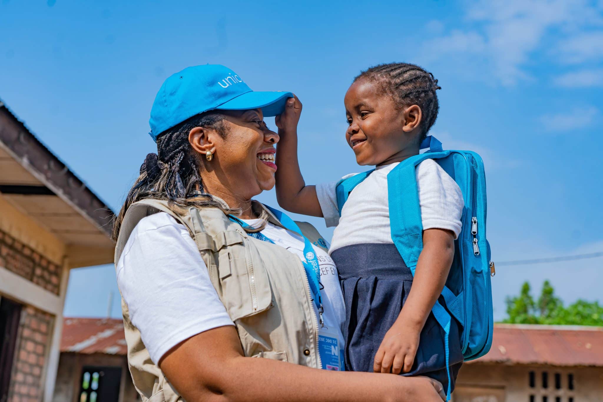Le 12 octobre 2023, en RDC, Nkembo, 7 ans, joue avec Solange Nabintu Murhega, membre du personnel de l'UNICEF à Kinshasa. La petite fille vient de recevoir un kit scolaire de l'UNICEF. © UNICEF/UNI456462/Mulala