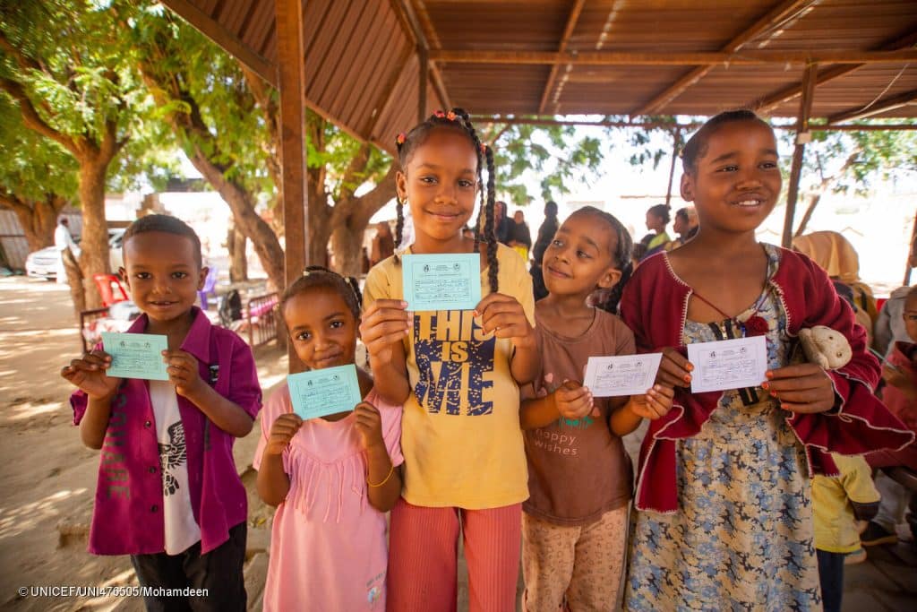 Le 21 novembre 2023, des enfants montrent leur carte de vaccination après avoir reçu des doses de vaccin contre le choléra lors d'une campagne de vaccination dans l'État de Madani Gezira. © UNICEF/UNI476505/Mohamdeen