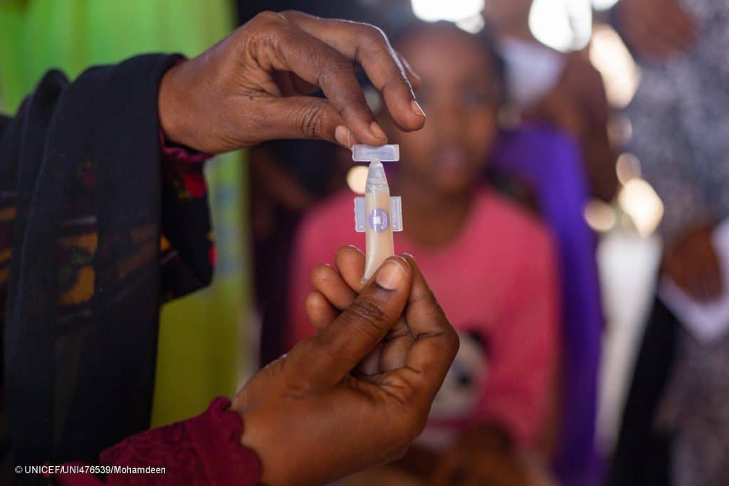 Le 21 novembre 2023, un agent de santé se prépare à administrer une dose de vaccin contre le choléra lors d'une campagne de vaccination dans l'État de Madani Gezira. © UNICEF/UNI476539/Mohamdeen