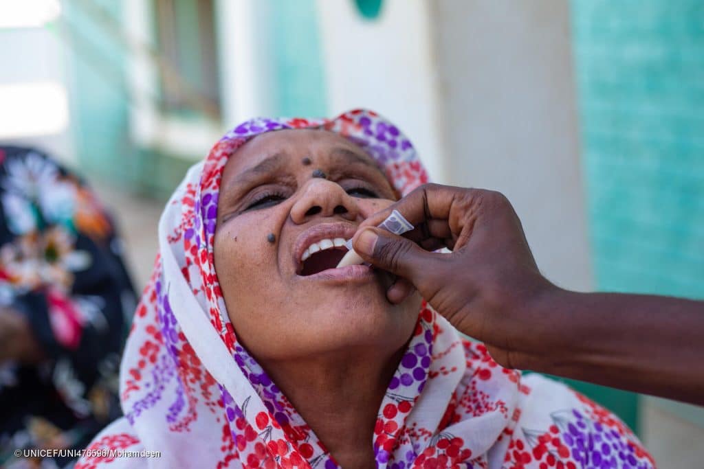 Le 21 novembre 2023, une femme reçoit une dose de vaccin contre le choléra lors d'une campagne de vaccination dans l'Etat de Madani Gezira, au Soudan. © UNICEF/UNI476596/Mohamdeen