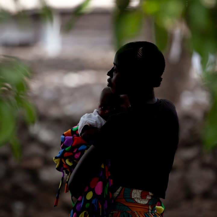 Le 8 septembre 2023, Sarah, 16 ans, tient son fils Josué, âgé de 4 mois, à Goma, dans la province du Nord-Kivu, en République démocratique du Congo. Sarah a été violée et est tombée enceinte. En RDC, le nombre d'enfants victimes de violations graves atteint un record. © UNICEF/UNI480737/Vigné