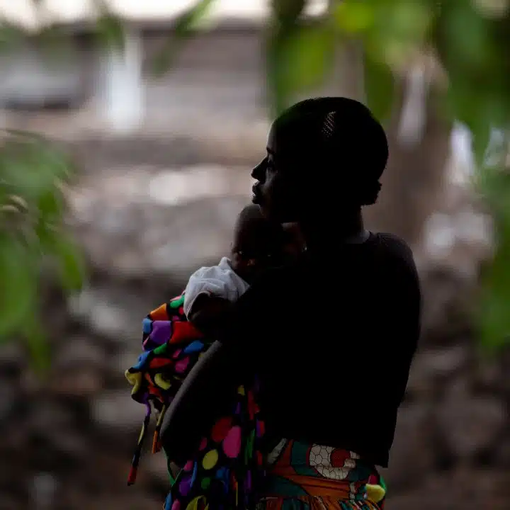 Le 8 septembre 2023, Sarah, 16 ans, tient son fils Josué, âgé de 4 mois, à Goma, dans la province du Nord-Kivu, en République démocratique du Congo. Sarah a été violée et est tombée enceinte. En RDC, le nombre d'enfants victimes de violations graves atteint un record. © UNICEF/UNI480737/Vigné