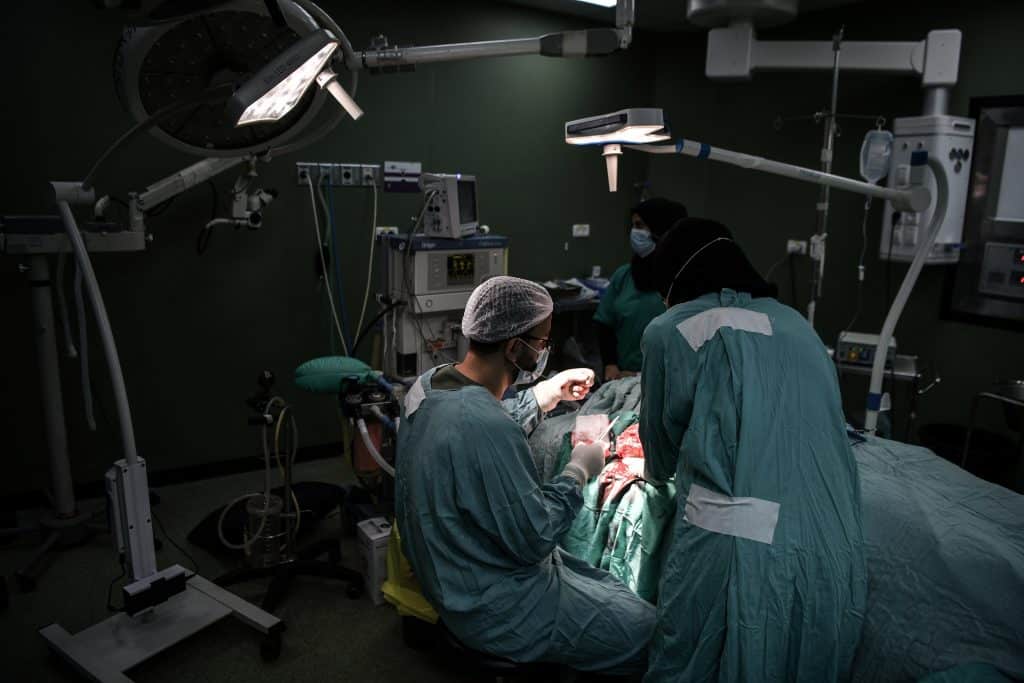 Après des jours d'épreuves, Ghazal, 4 ans, a finalement atteint l'hôpital Nasser de Khan Yunis, où son pied infecté a été amputé.© UNICEF/UNI488703/Zaqout