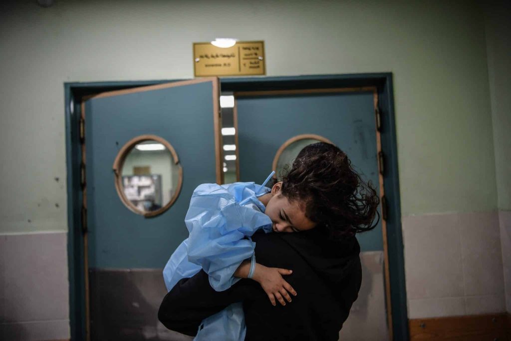 Ghazal, 4 ans, a été gravement blessée après le bombardement de sa maison. Un médecin de la maison voisine a pratiqué une opération de fortune sans anesthésie pour arrêter l'hémorragie. Après des jours d'épreuves, Ghazal a finalement atteint l'hôpital Nasser de Khan Yunis, où son pied infecté a été amputé. © UNICEF/UNI488721/Zaqout
