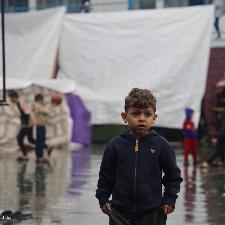 Osama, 6 ans, vit avec sa famille sous une tente dans un abri de la ville de Khan Younis, endurant le froid et la pluie de plus en plus présents. © UNICEF/UNI488836/El Baba