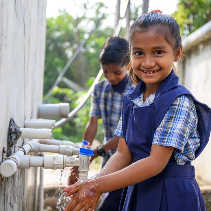 Des enfants se lavent les mains grâce à des installations d'eau soutenues par l'UNICEF en Inde. © UNICEF/UNI490120/Panjwani