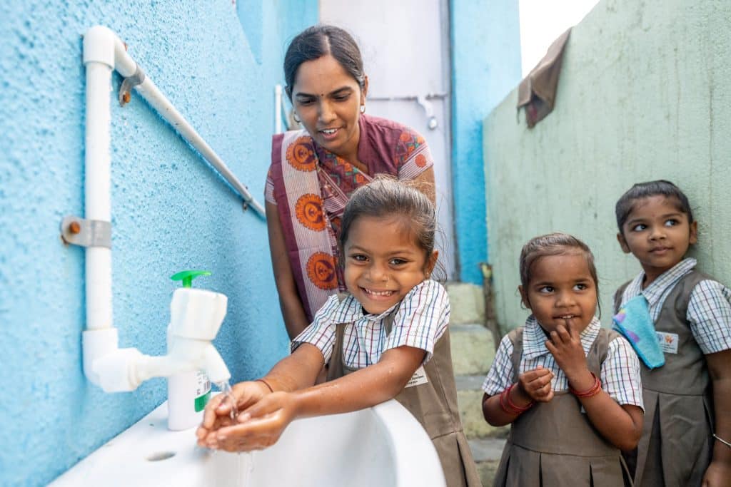 Des enfants se lavent les mains grâce à des installations d'eau soutenues par l'UNICEF en Inde © UNICEF/UNI490296/Panjwani