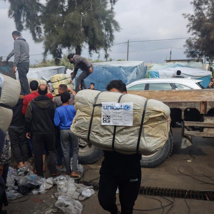 Le 13 décembre 2023, l'UNICEF livre 4 000 couvertures à l'hôpital européen et à l'hôpital Nasser, dans le sud de la bande de Gaza ©UNICEF/UNI491102/El Baba