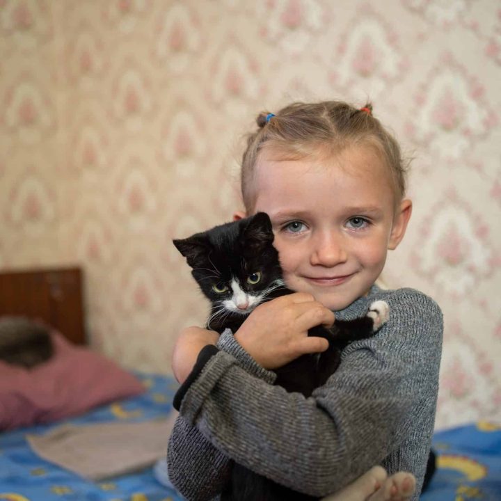 En Ukraine, Maria 4 ans, et sa famille, viennent de recevoir des vêtements chauds et des couvertures pour affronter l'arrivée de l'hiver© UNICEF/UNI491249/Filippov