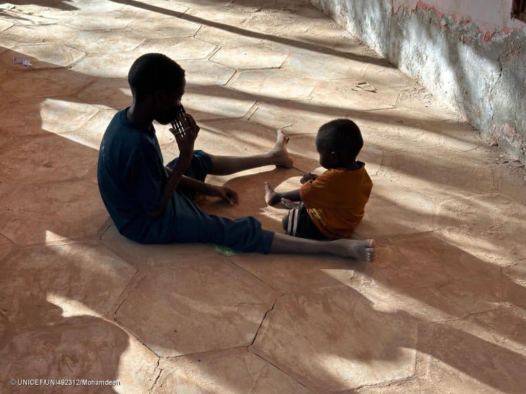 Des enfants jouent dans un camp de déplacés à Sennar, au Soudan, le 18/12/2023. Avec plusieurs autres enfants et familles, ils ont fui Wad Madani, dans l'État d'Al Jazirah, à la suite des récents affrontements. © UNICEF/UNI492312/Mohamdeen