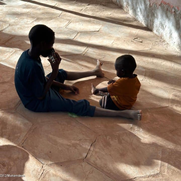Des enfants jouent dans un camp de déplacés à Sennar, au Soudan, le 18/12/2023. Avec plusieurs autres enfants et familles, ils ont fui Wad Madani, dans l'État d'Al Jazirah, à la suite des récents affrontements. © UNICEF/UNI492312/Mohamdeen