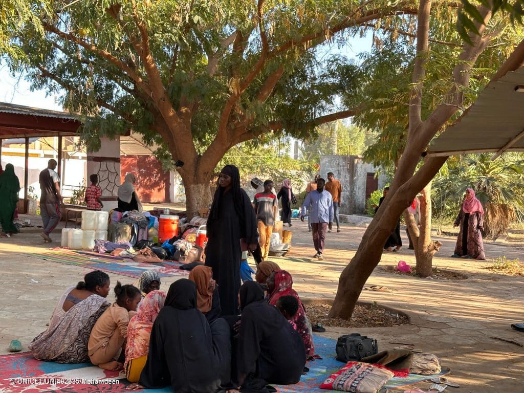 Des familles assisent dans un camp de déplacés à Sennar, au Soudan, le 18/12/2023. © UNICEF/UNI492335/Mohamdeen