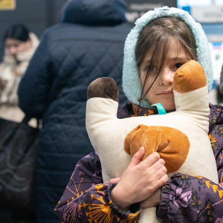 Le 2 janvier 2024 à Kiev en Ukraine, une fillette serre son jouet dans ses bras, pendant qu'elle se cache des tirs d'obus dans la station de métro de Kiev. © UNICEF/UNI498550/Filippov