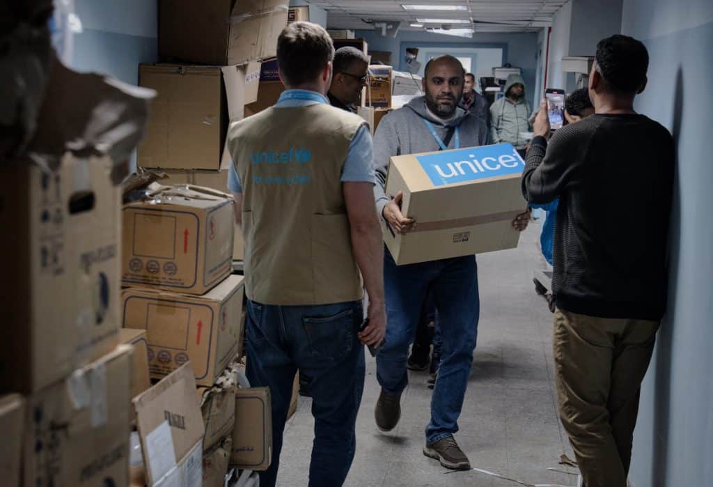 Lucia Elmi, Représentante de l'UNICEF dans l'État de Palestine, et l'équipe de l'UNICEF livrent des fournitures de première nécessité à l'hôpital Nasser de Khan Younis, dans le sud de la bande de Gaza. © UNICEF/UNI501831/El Baba