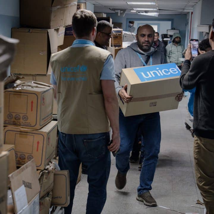 Lucia Elmi, Représentante de l'UNICEF dans l'État de Palestine, et l'équipe de l'UNICEF livrent des fournitures de première nécessité à l'hôpital Nasser de Khan Younis, dans le sud de la bande de Gaza. © UNICEF/UNI501831/El Baba