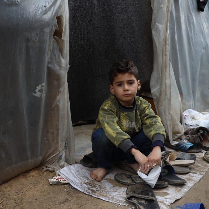 Le 11 janvier 2024, un enfant se tient près d'une tente dans un camps pour déplacés dans la bande de Gaza. © UNICEF/UNI501860/ alBaba