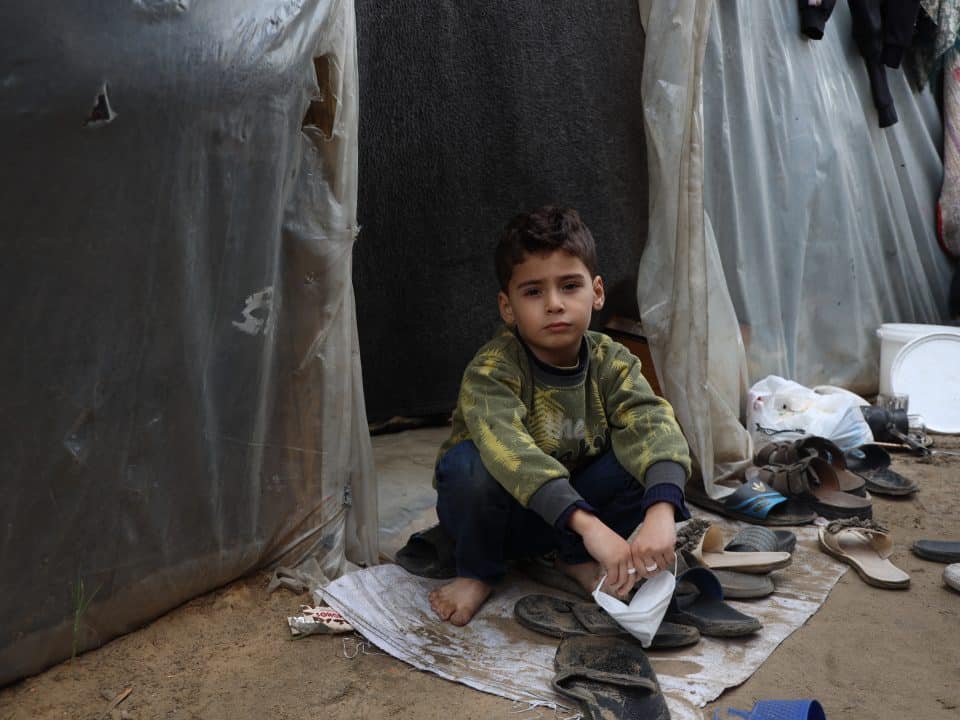 Le 11 janvier 2024, un enfant se tient près d'une tente dans un camps pour déplacés dans la bande de Gaza. © UNICEF/UNI501860/ alBaba