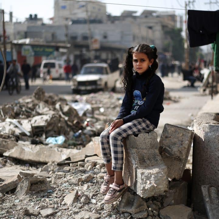 Maha, 11 ans, est assise au milieu des décombres de sa maison à Rafah, dans le sud de la bande de Gaza. © UNICEF/UNI501901/El Baba