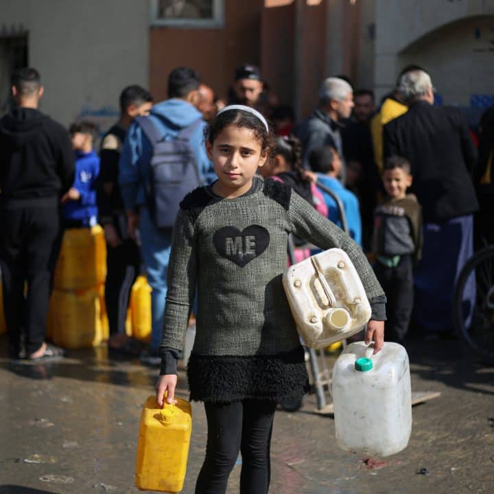 Taline, 11 ans, et sa famille ont dû quitter leur maison à Khan Younis pour se réfugier à Rafah, au sud de la bande de Gaza. Chaque jour, pendant au moins trois heures, Taline fait la queue pour aller chercher de l'eau pour sa famille.© UNICEF/UNI501904/El Baba