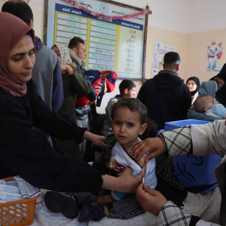 Le 3 janvier 2024, un agent de santé administre un vaccin à un petit enfant dans un dispensaire de Rafah, au sud de la bande de Gaza. © UNICEF/UNI504002/ alBaba