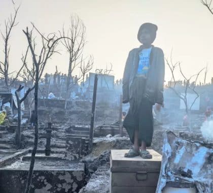 Un incendie ravage un camp de réfugiés rohingyas, laissant 3 500 enfants sans abri