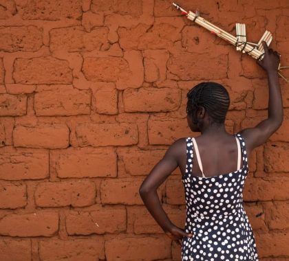 Les filles associées aux forces et groupes armés, une réalité invisible