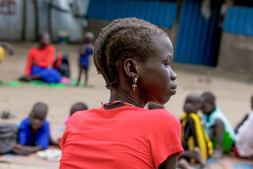 Myalak Aru a été enlevée il y a un an avec sa petite sœur dans son village proche de Malakal, au Soudan du sud. Plusieurs autres enfants et femmes du même village ont été enlevés avec les deux filles. Elle a marché pendant plus de 14 jours, à travers les buissons, après avoir été kidnappée. Elle s'est finalement retrouvée à Pibor où elle a été confiée aux autorités locales et amenée dans un centre d'accueil pour femmes et enfants enlevés, soutenu par l'UNICEF. L'UNICEF et ses partenaires ont réussi à retrouver la trace de sa mère et se préparent à réunir Myalak et sa famille. © UNICEF/UN0475230/