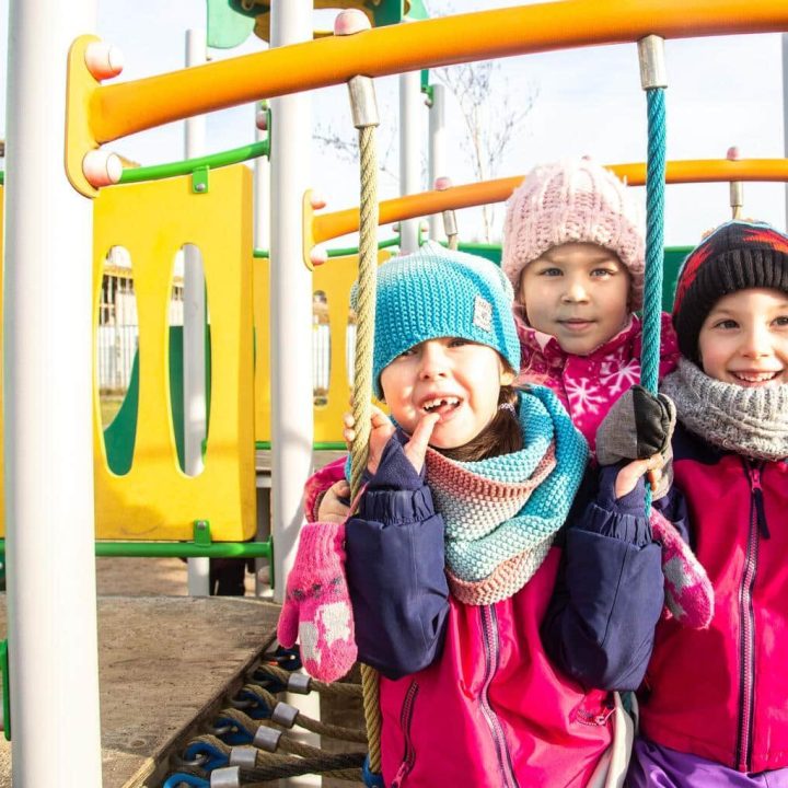 Des enfants originaires de Pologne et d'Ukraine jouent ensemble dans la cour de récréation d'un jardin d'enfants soutenu par l'UNICEF à Gdansk, en Pologne. © UNICEF/UN0771014/Reklajtis