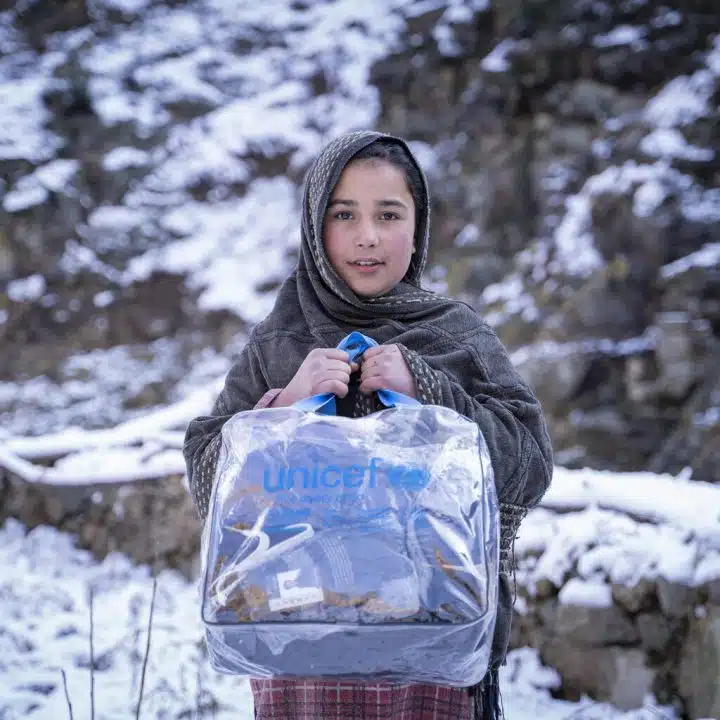 Anfal, 10 ans, a reçu le kit d'hiver de l'UNICEF dans le village de Sulool Daramdala, au Pakistan © UNICEF/UN0779317/Khan