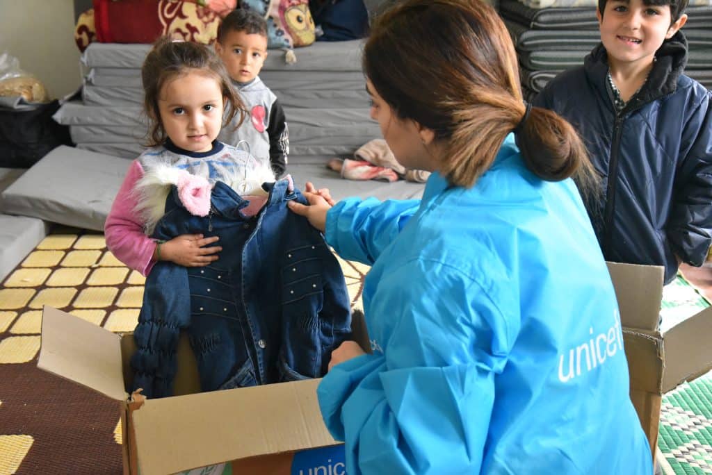A Hama, en Syrie, l'UNICEF a distribué 700 kits hiver aux enfants affectés par le séisme du 6 février 2023. © UNICEF/UN0825905/Hazori