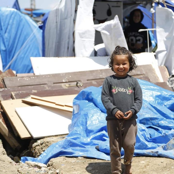 Une petite fille dans un abri temporaire à Hatay, en Türkiye, le 1er mai, après les deux séismes dévastateurs qui ont frappé le sud-est de la Türkiye. ©UNICEF/UN0835817/Kiliç