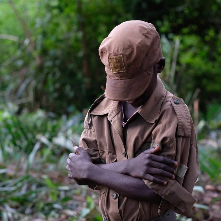 En avril 2018 à Yambio, au Soudan du Sud, des enfants se tiennent debout lors d'une cérémonie visant à les libérer des rangs des groupes armés et à entamer un processus de réintégration.© UNICEF/UNI275761/Rich