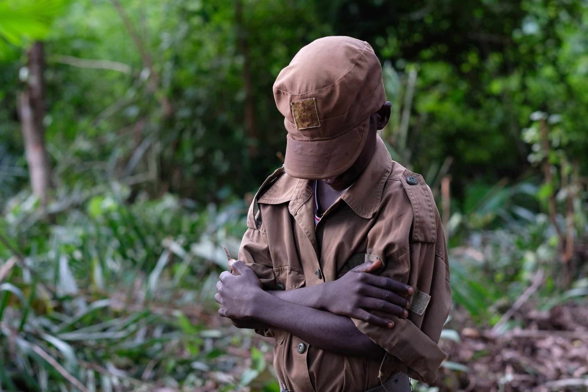 En avril 2018 à Yambio, au Soudan du Sud, des enfants se tiennent debout lors d'une cérémonie visant à les libérer des rangs des groupes armés et à entamer un processus de réintégration.© UNICEF/UNI275761/Rich