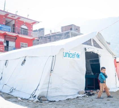 Népal : 68 000 enfants affectés par le tremblement de terre ont toujours besoin d’une aide urgente