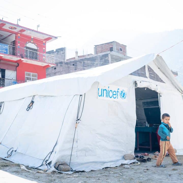 Népal Tente garçon séisme