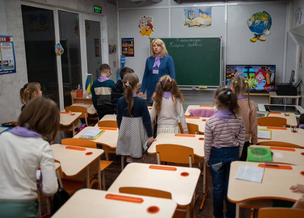 Le 7 novembre 2023, des élèves participent à des activités scolaires dans leurs nouvelles salles de classes du métro de Kharkiv en Ukraine. © UNICEF/UNI466452/Filippov
