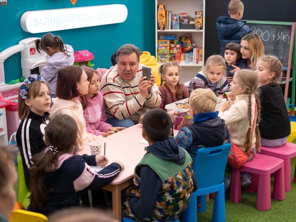 Dans la ville de Kharkiv, en Ukraine, deux ans après le début de la guerre, des élèves ont repris le chemin de l'école © UNICEF/UNI466453/Filippov