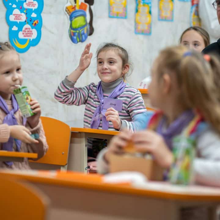 Dans la ville de Kharkiv, en Ukraine, deux ans après le début de la guerre, des élèves ont repris le chemin de l'école© UNICEF/UNI466986/Filippov