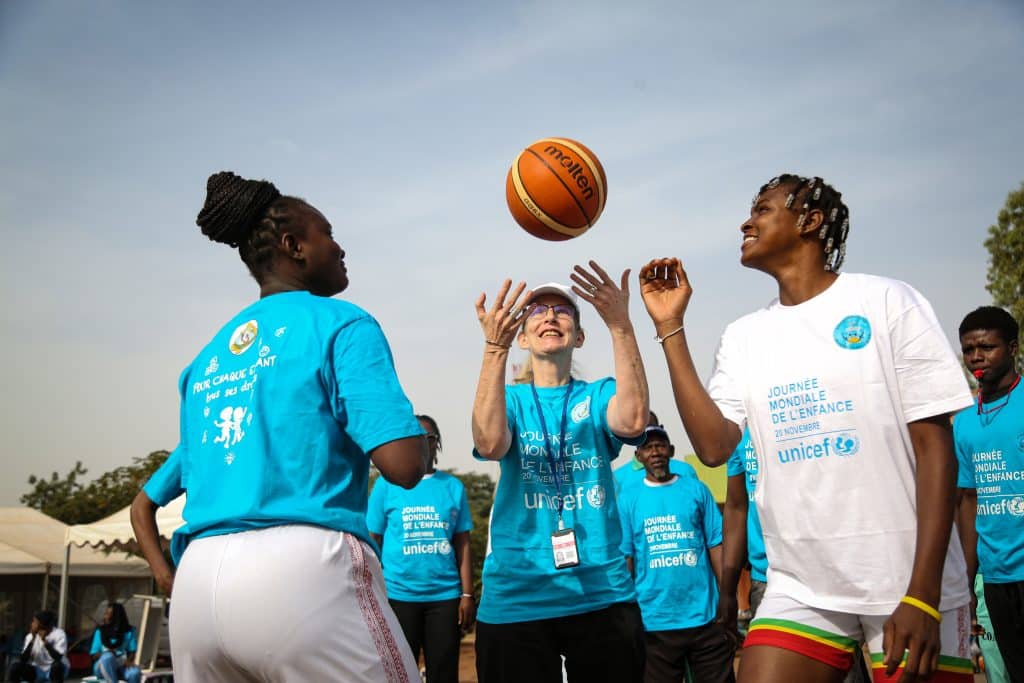 Andrea Berther Représentante Adjointe de L'UNICEF Mali donne le coup d'envoi du match. les basketteuses juniors maliennes, championnes d'Afrique, ont marqué la Journée Mondiale de l'Enfance sur le thème de l'inclusion, en disputant un match de basket avec les enfants déficients auditifs de l'école DJiguiya Kalanso, à Bamako. © UNICEF/UNI471738/Keïta