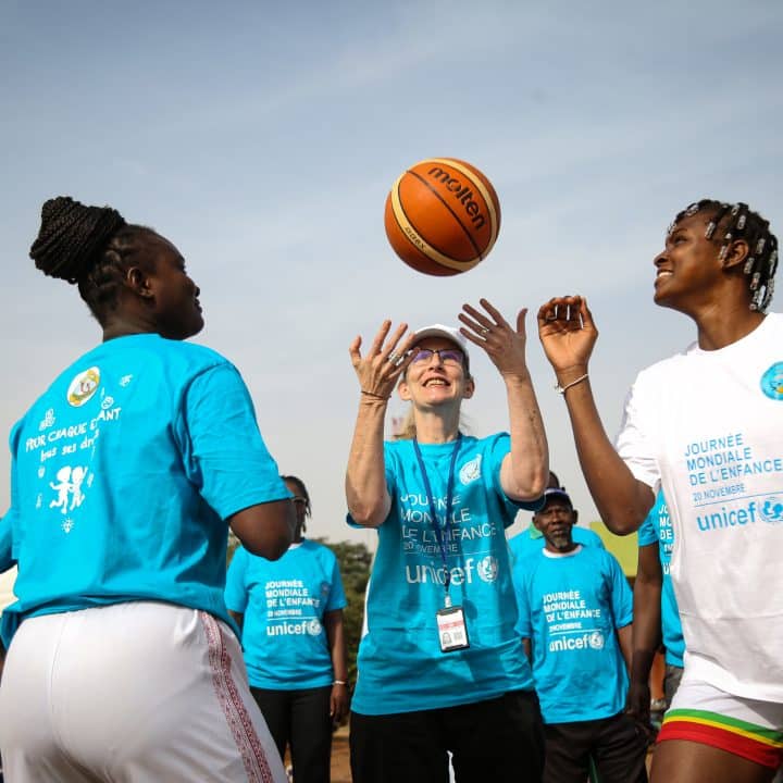 Andrea Berther Représentante Adjointe de L'UNICEF Mali donne le coup d'envoi du match. les basketteuses juniors maliennes, championnes d'Afrique, ont marqué la Journée Mondiale de l'Enfance sur le thème de l'inclusion, en disputant un match de basket avec les enfants déficients auditifs de l'école DJiguiya Kalanso, à Bamako. © UNICEF/UNI471738/Keïta