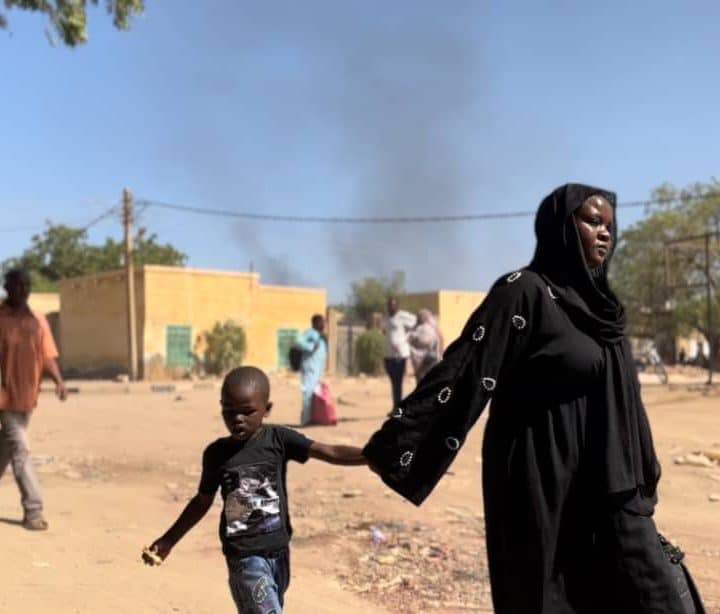 Des enfants et des familles fuient à pied Wad Madani, dans l'État d'Al Jazirah, à la suite des récents affrontements. Les combats ont éclaté dans la matinée du 15 décembre entre les deux parties belligérantes à la périphérie de Wad Madani, situé dans l'État d'Al Jazirah, au Soudan. © UNICEF/UNI492302/Mohamdeen